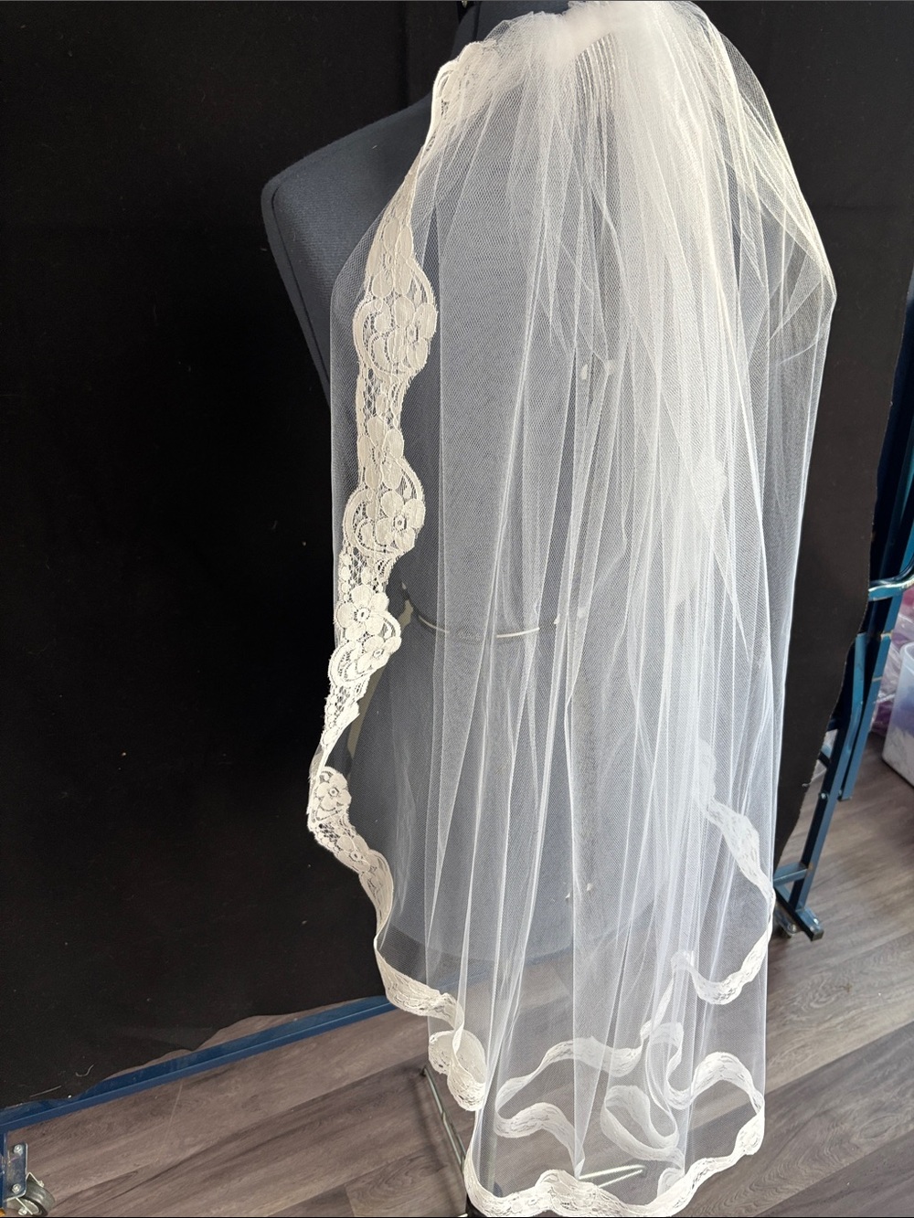 Classic Lace-Edged Bridal Veil in White